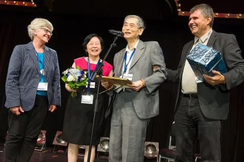 Sow-Hsin Chen receiving the 2015 Guinier Prize